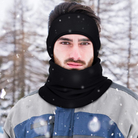 Mann mit schwarzem Winter-Schal und Stirnband im Schnee, Outdoor-Bekleidung, Wintermode.
