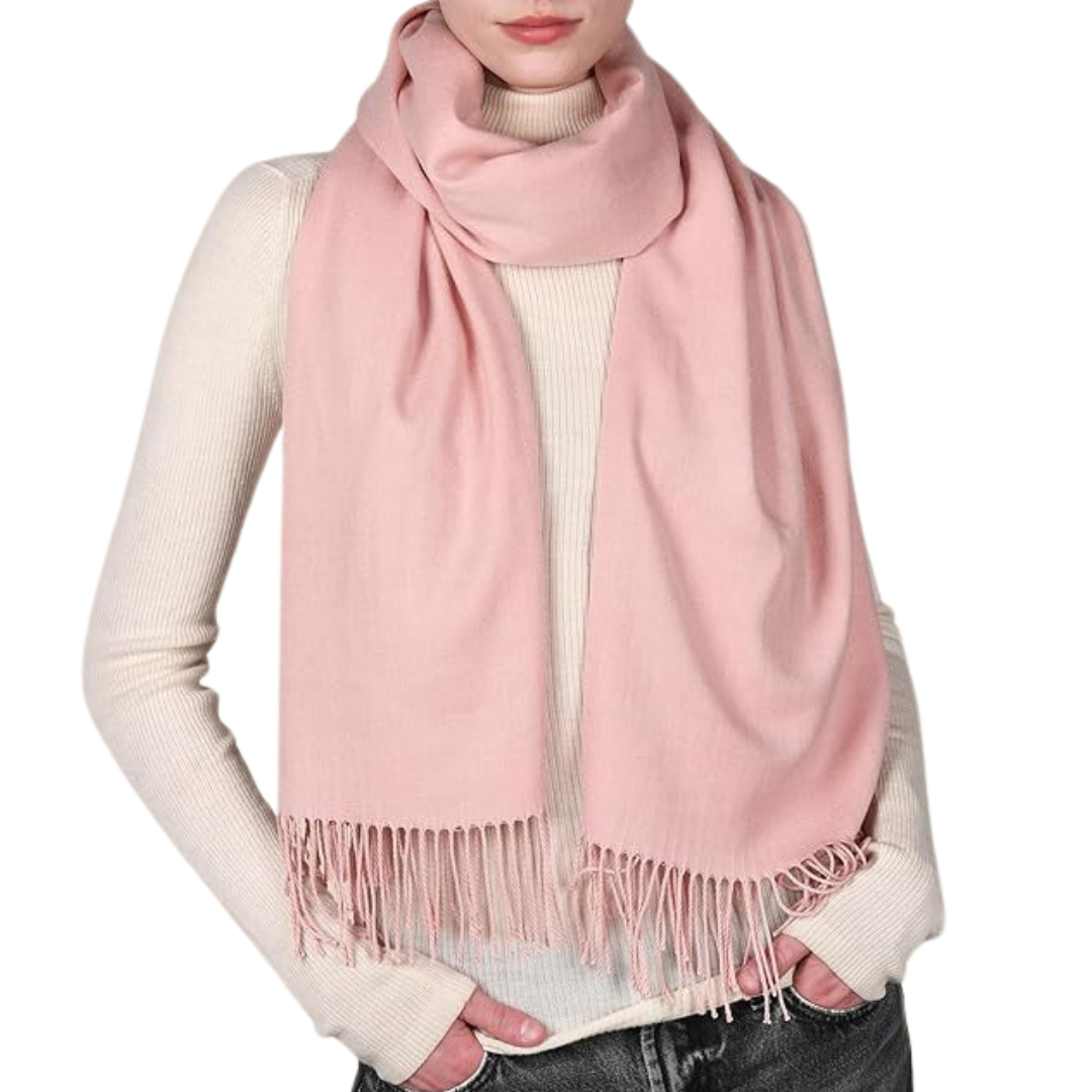 Frau mit rosa Schal aus Kaschmir, elegant, weich, modisch, Herbst-Winter-Accessoire.