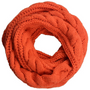 Orangefarbener Strickschal, Zopfmuster, warm, modisch, Winteraccessoire, Damenmode.