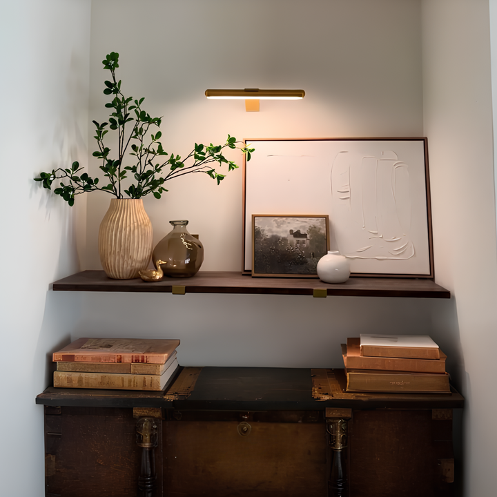 Elegantes Wohnzimmerregal mit Vase, Kunstwerk und Büchern, moderne Inneneinrichtung, Beleuchtung.