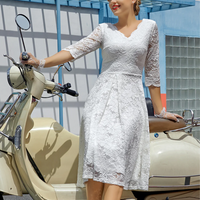 Frau in weißem Spitzenkleid auf cremefarbenem Roller, elegantes Sommeroutfit, Stadtmode.