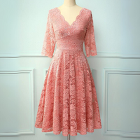 Rosa Spitzenkleid mit V-Ausschnitt, dreiviertel Ärmel, elegantes Design, Damenmode.