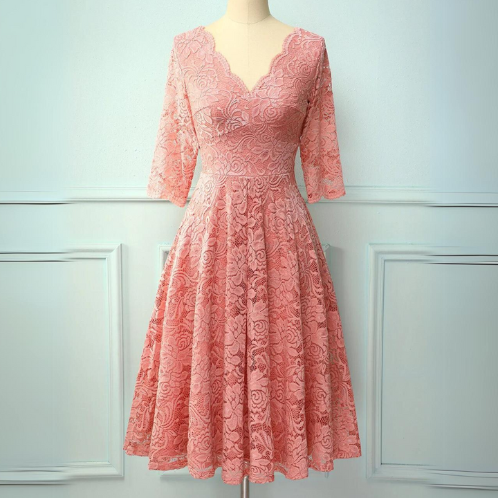 Rosa Spitzenkleid mit V-Ausschnitt, dreiviertel Ärmel, elegantes Design, Damenmode.