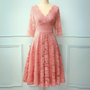 Rosa Spitzenkleid mit V-Ausschnitt, dreiviertel Ärmel, elegantes Design, Damenmode.