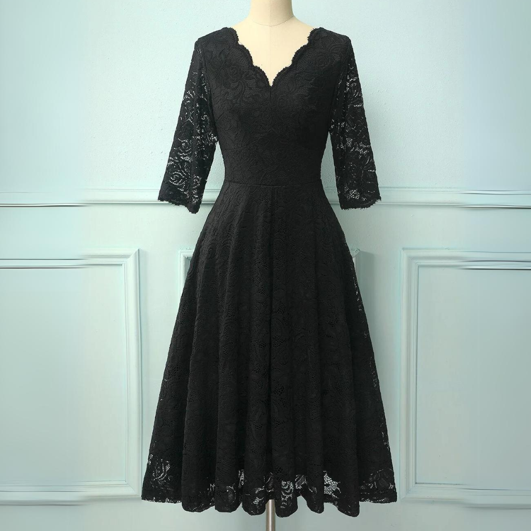 Schwarzes Spitzenkleid mit V-Ausschnitt und halblangen Ärmeln, elegantes Design.