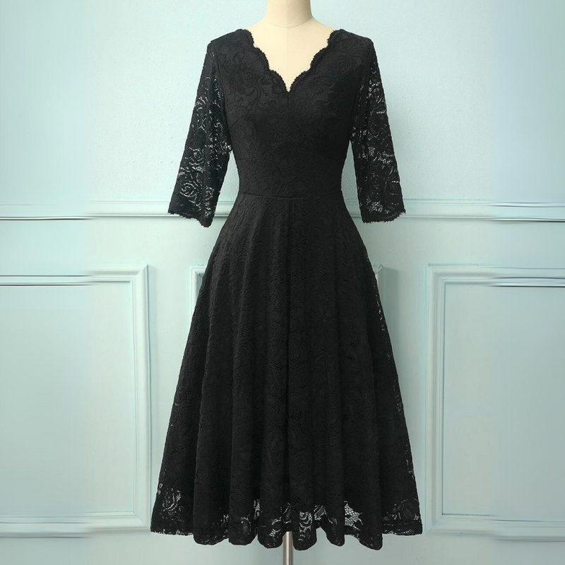 Schwarzes Spitzenkleid mit V-Ausschnitt und halblangen Ärmeln, elegantes Design.