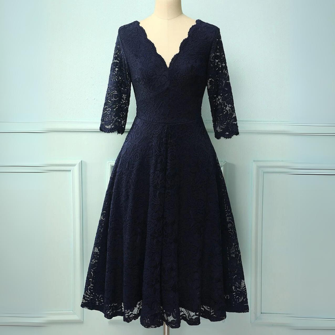 Dunkelblaues Spitzenkleid mit V-Ausschnitt und halblangen Ärmeln, elegantes Abendkleid.