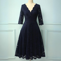 Dunkelblaues Spitzenkleid mit V-Ausschnitt und halblangen Ärmeln, elegantes Abendkleid.