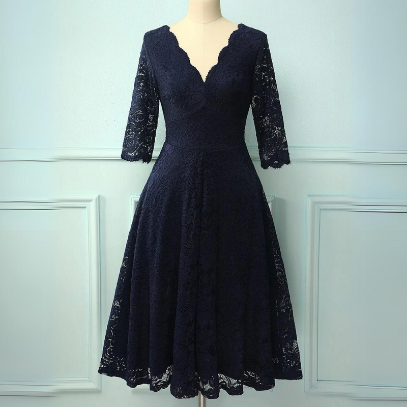 Dunkelblaues Spitzenkleid mit V-Ausschnitt und halblangen Ärmeln, elegantes Abendkleid.