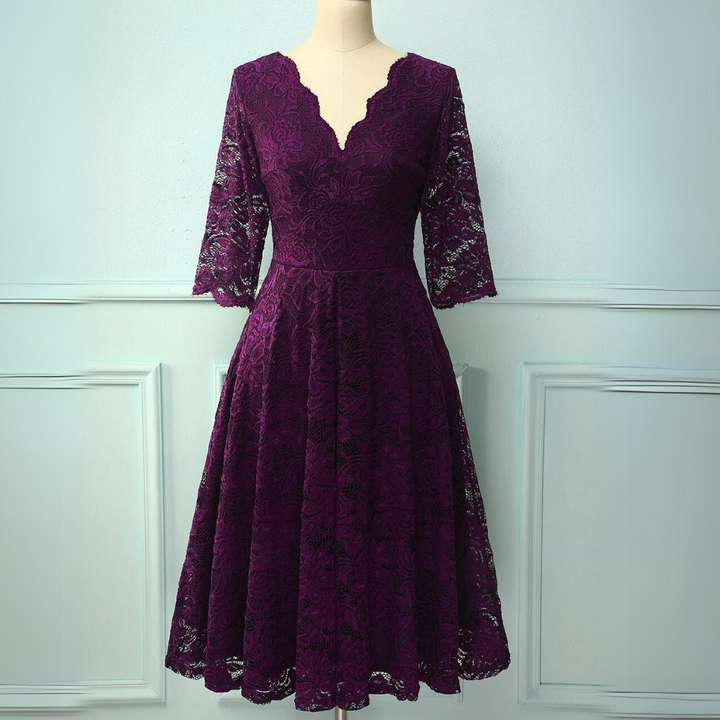 Lila Spitzenkleid mit V-Ausschnitt, dreiviertel Ärmel, elegantes Design, Damenmode.
