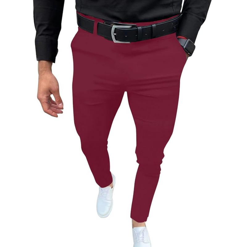Mann in burgunderroter Hose, schwarzem Hemd und weißen Sneakers, modische Herrenbekleidung.