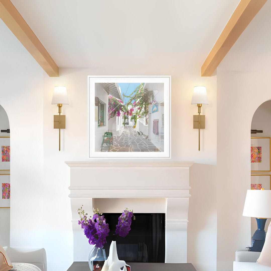 Wandbild über Kamin, mediterrane Gasse, Blumen, moderne Wohnzimmerdekoration, helle Farben.