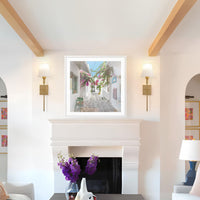 Wandbild über Kamin, mediterrane Gasse, Blumen, moderne Wohnzimmerdekoration, helle Farben.