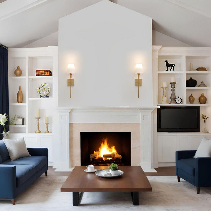 Gemütliches Wohnzimmer mit Kamin, blauen Sofas, Holztisch und dekorativen Regalen.