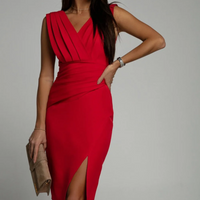 Frau in rotem Abendkleid mit Schlitz, hält eine beige Clutch, elegantes Outfit.