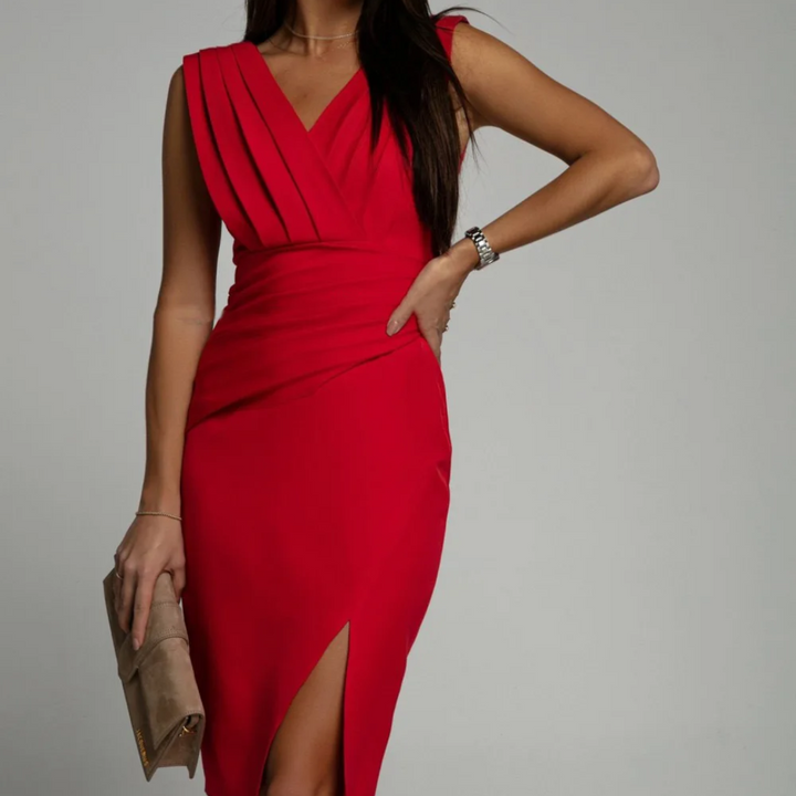 Frau in rotem Abendkleid mit Schlitz, hält eine beige Clutch, elegantes Outfit.