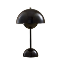 Schwarze Tischlampe, Pilzform, Metall, modernes Design, Beleuchtung, Inneneinrichtung.