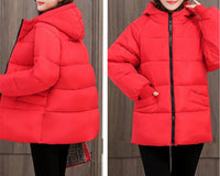 Rote Damen-Daunenjacke mit Kapuze, Reißverschluss, warm, modisch, Winterbekleidung.