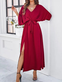 Rotes V-Ausschnitt-Kleid, lang, mit Gürtel, elegantes Frühlingsdesign, Damenmode.