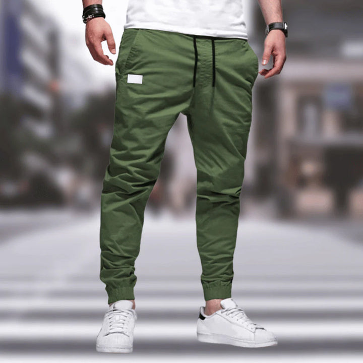 Grüne Herren-Cargohose, lässig, mit Taschen, elastischer Bund, ideal für Freizeitkleidung.