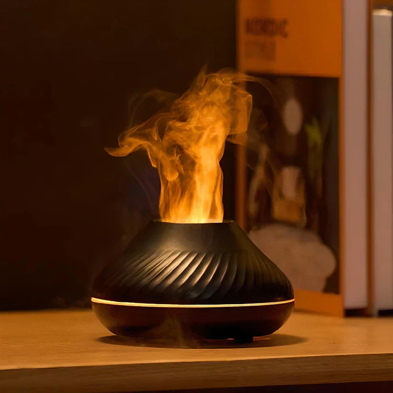 Schwarzer Aroma-Diffuser mit Flammeneffekt auf Holztisch, modernes Design, stimmungsvolle Beleuchtung.