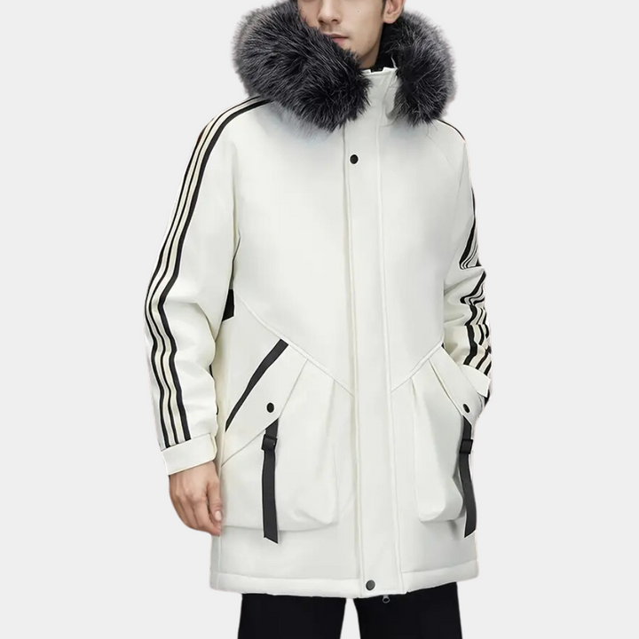 Weiße Winterjacke mit Kunstpelzkapuze, schwarze Streifen, Herrenmode, warm, stilvoll.