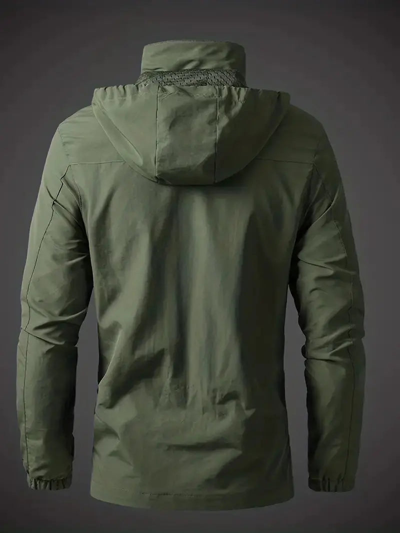 Grüne Outdoor-Jacke mit Kapuze, wasserdicht, winddicht, Herrenmode, funktional.