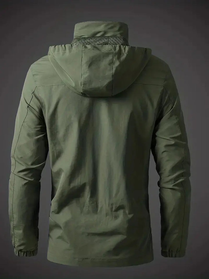 Grüne Outdoor-Jacke mit Kapuze, wasserdicht, winddicht, Herrenmode, funktional.
