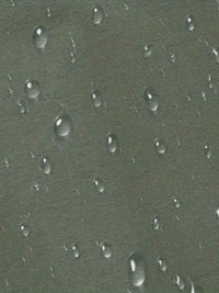 Wasserabweisender Stoff mit Wassertropfen, grün, wetterfest, Outdoor-Bekleidung.