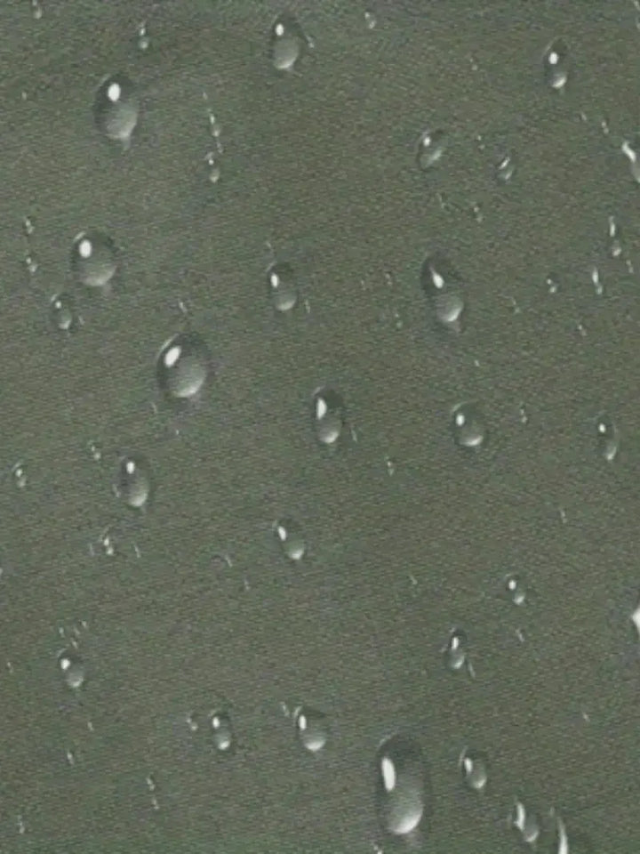 Wasserabweisender Stoff mit Wassertropfen, grün, wetterfest, Outdoor-Bekleidung.