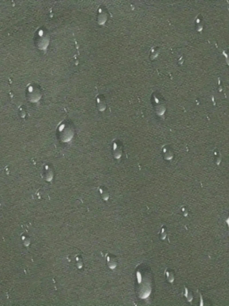 Wasserabweisender Stoff mit Wassertropfen, grün, wetterfest, Outdoor-Bekleidung.