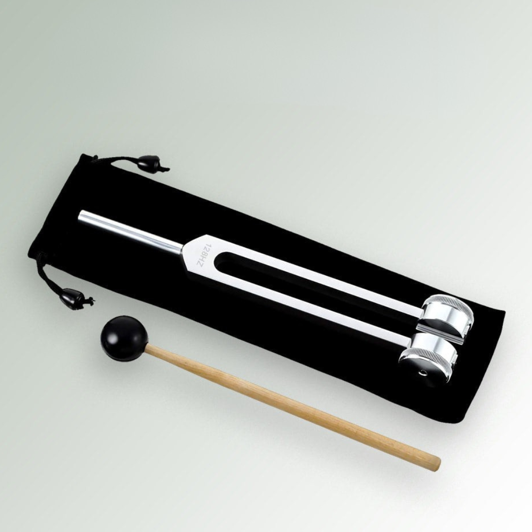 Stimmgabel-Set mit Holzklöppel, silber, auf schwarzem Samtbeutel, Klangtherapie-Werkzeug.