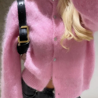 Rosa Vintage Strickjacke aus Plüschwolle, Damenmode, weiches Material, modischer Look.