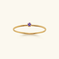 Goldener Ring mit violettem Edelstein, minimalistisches Design, eleganter Schmuck für Damen.