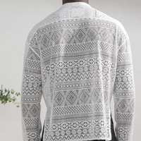 Häkelpullover Herren, weiß, geometrisches Muster, modisch, atmungsaktiv, Freizeitkleidung.