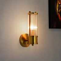 Goldene Wandleuchte aus Metall mit Glasstäben, modernes Design, warmes Licht, Wohnzimmerbeleuchtung.