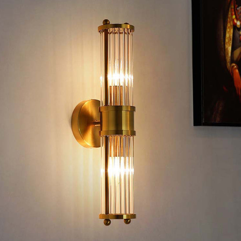 Goldene Wandleuchte aus Metall und Glas, vertikal, modernes Design, warmes Licht.