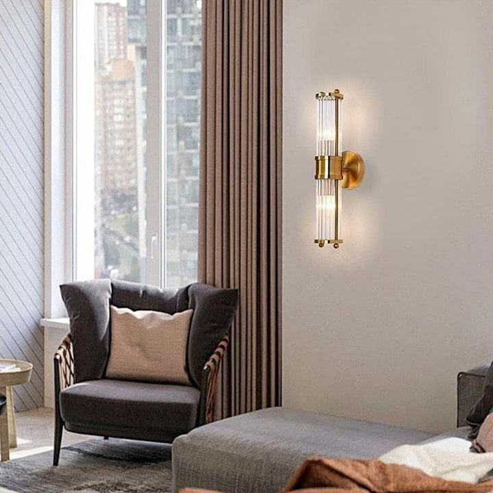 Goldene Wandleuchte im modernen Wohnzimmer, vertikales Design, Glasdetails, elegante Beleuchtung.