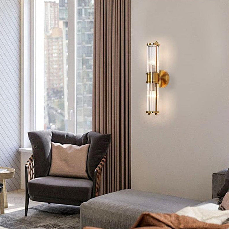 Goldene Wandleuchte im modernen Wohnzimmer, vertikales Design, Glasdetails, elegante Beleuchtung.