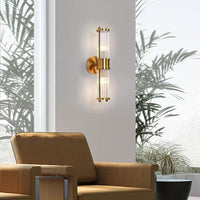 Goldene Wandleuchte im modernen Wohnzimmer, elegantes Design, Glasröhren, stilvolle Beleuchtung.