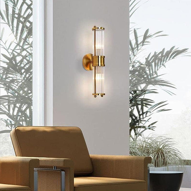 Goldene Wandleuchte im modernen Wohnzimmer, elegantes Design, Glasröhren, stilvolle Beleuchtung.