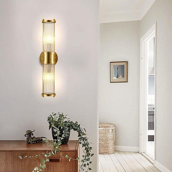 Goldene Wandleuchte mit Glasröhren, modernes Design, Wohnzimmer, Innenbeleuchtung.