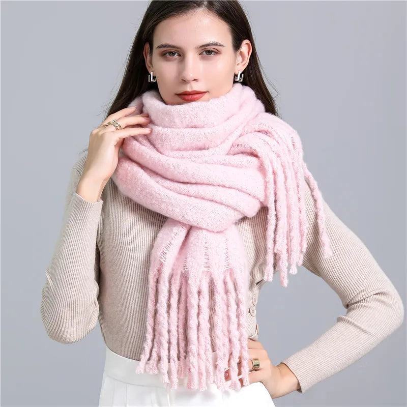 Frau mit rosa Strickschal, Wintermode, weiches Material, elegantes Design, Damenaccessoire.