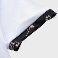 Weiße Herren-Poloshirt-Ärmel mit floralem Muster, Baumwolle, stilvoll, elegant.