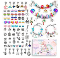 Bunte DIY-Armbänder Set mit Charms, Perlen und Anhängern, ideal für Schmuckherstellung.