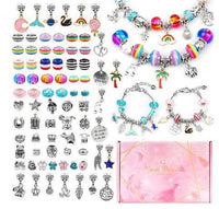 Bunte DIY-Armbänder Set mit Charms, Perlen und Anhängern, ideal für Schmuckherstellung.
