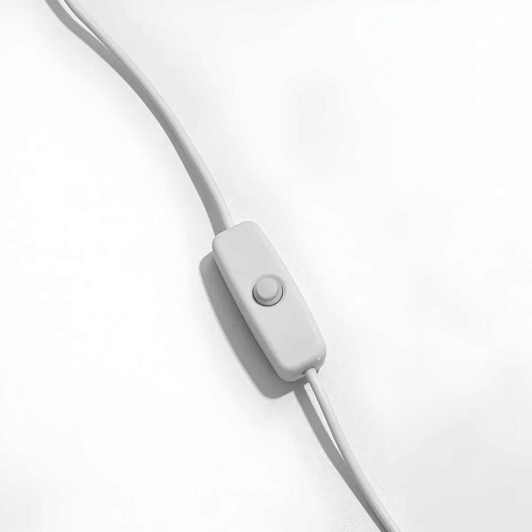 Weißer Kabelschalter auf weißem Hintergrund, minimalistisch, Beleuchtungszubehör.