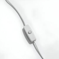 Weißer Kabelschalter auf weißem Hintergrund, minimalistisch, Beleuchtungszubehör.