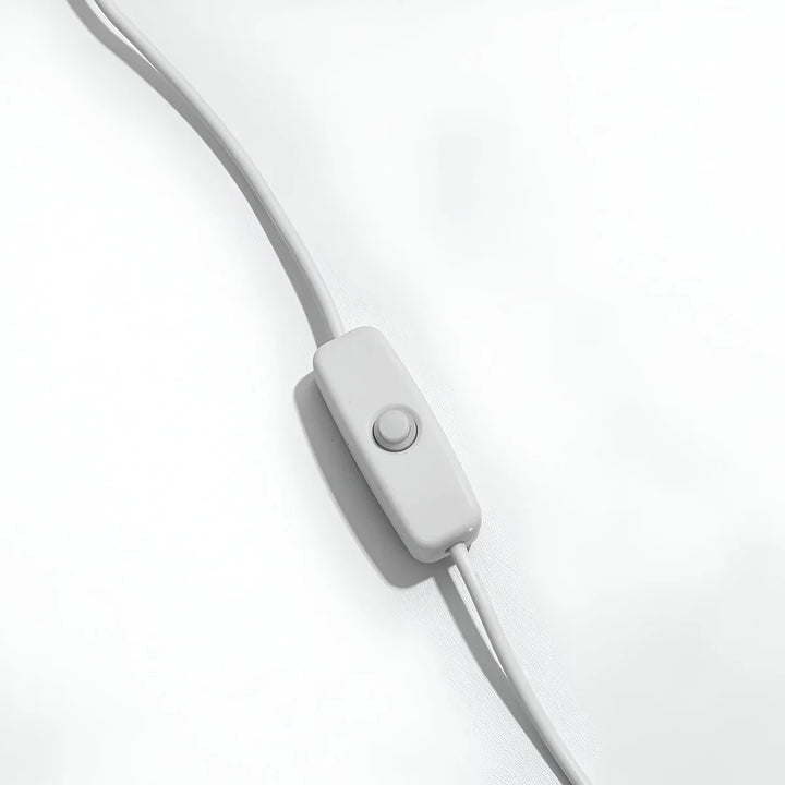 Weißer Kabelschalter auf weißem Hintergrund, minimalistisch, Beleuchtungszubehör.