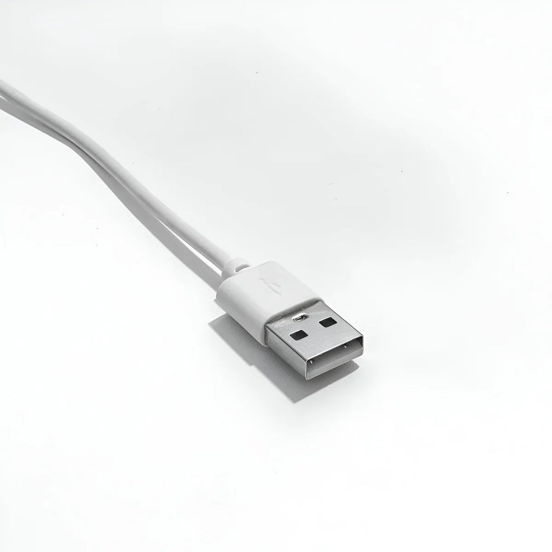 Weißes USB-Kabel, Standardanschluss, Datenübertragung, Ladegerät, Computerzubehör.